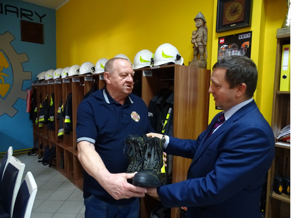 Strażacy z Młynar otrzymali doposażenie uzbrojenia osobistego
